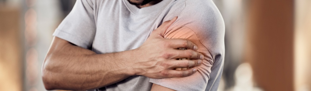 An image of a person suffering from a shoulder injury that involves a settlement